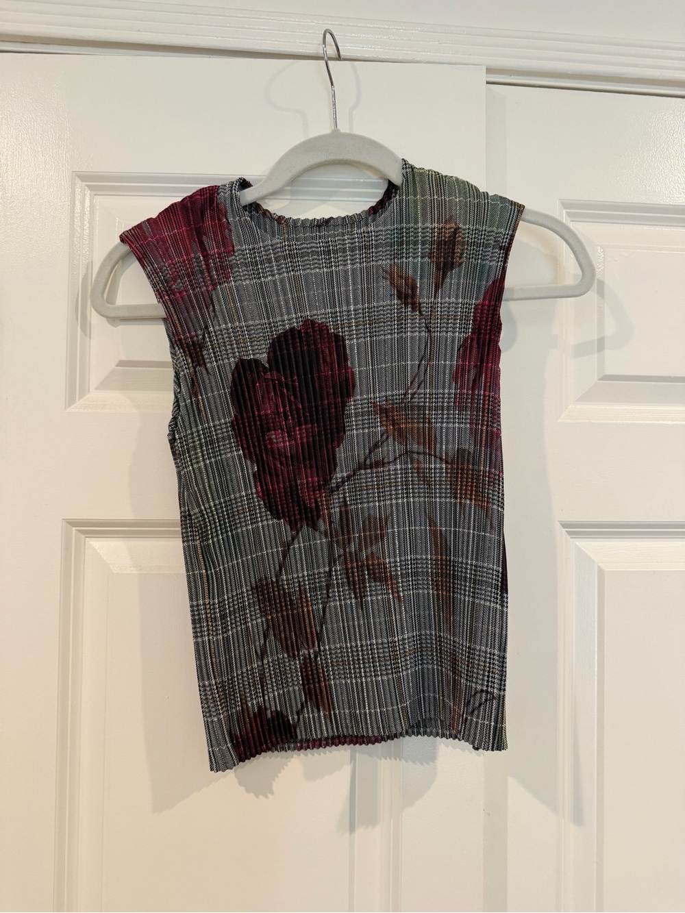 Julia Heuer Women’s Gray Plaid Floral Pleated Top
